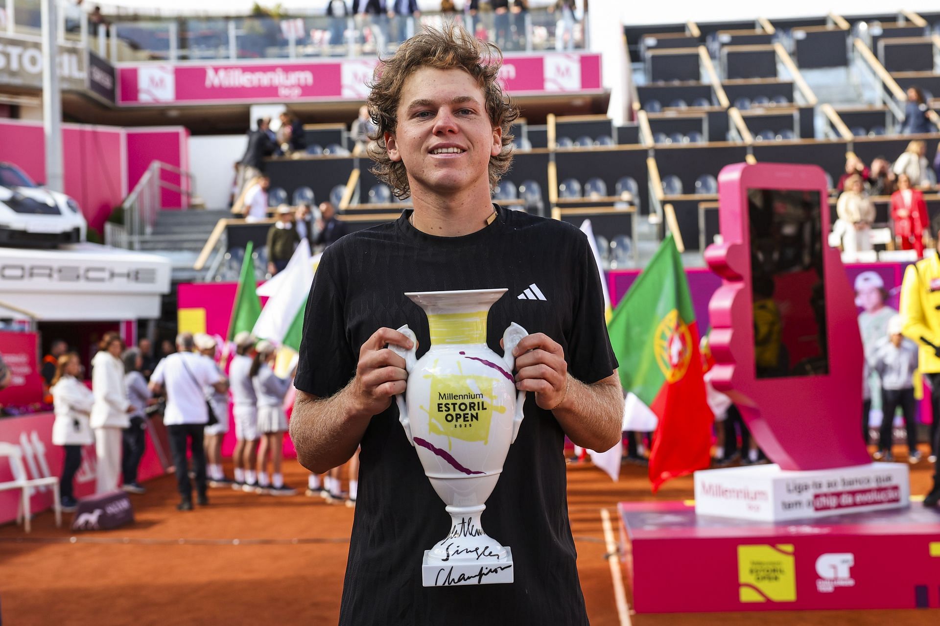 Michelsen with the winner's trophy in the Estoril Open 2025 - Source: Getty